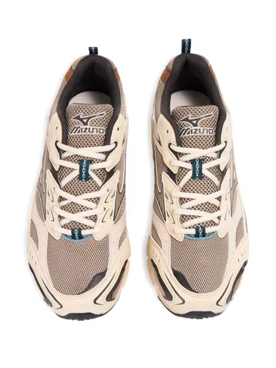 网眼面料拼接运动鞋