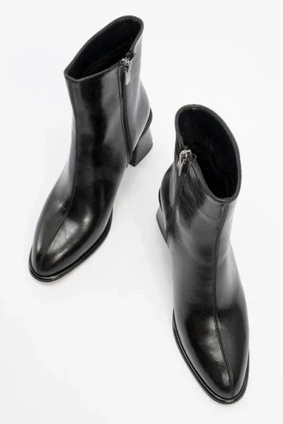 Prologue Shoes Maura Block Heel Boot In Black