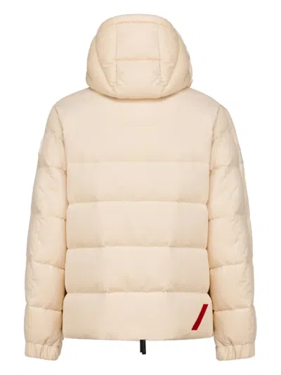 绗缝设计连帽蓬松夹克