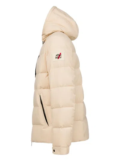 绗缝设计连帽蓬松夹克