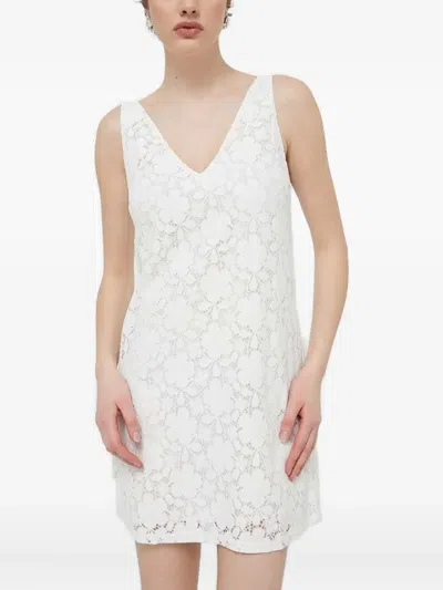 花卉蕾丝连衣裙