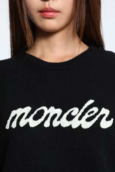Moncler Cropped Sweater With Contrasting Embroidered Logo In Black