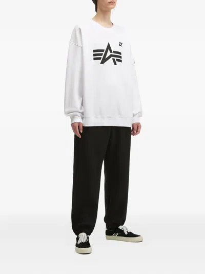 Izzue Logo-patch Crew-neck Sweatshirt In White