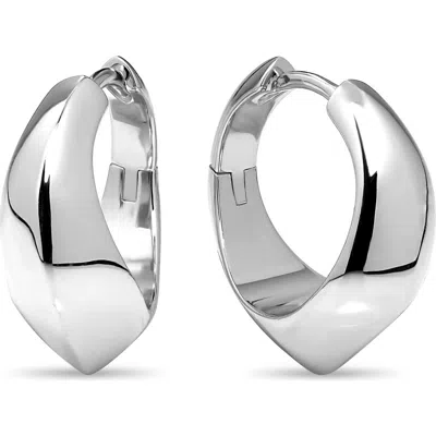 Devata Beveled Curve Hoop Earrings In Metallic