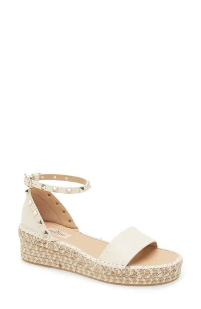 Valentino Garavani 55mm Rockstud Metallic Leather Wedge Espadrille Sandals In Neutral