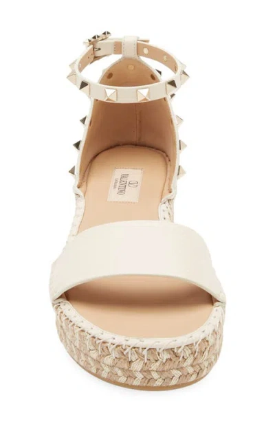 Valentino Garavani 55mm Rockstud Metallic Leather Wedge Espadrille Sandals In Neutral