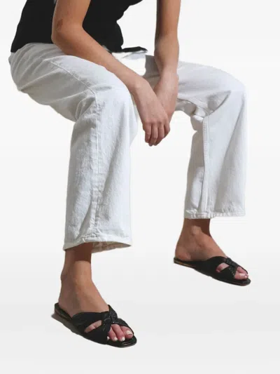 结饰细节皮质凉鞋