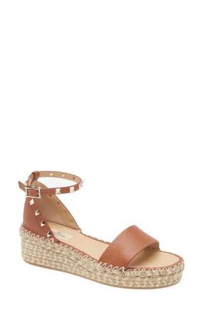 Valentino Garavani Rockstud 55 Grainy Leather Platform Sandal In Tan