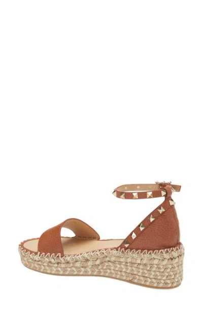 Valentino Garavani Rockstud 55 Grainy Leather Platform Sandal In Tan