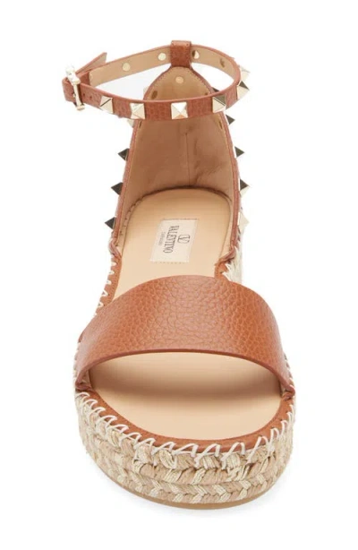 Valentino Garavani Rockstud 55 Grainy Leather Platform Sandal In Tan