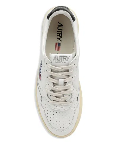 Autry Medalist Low Sneaker With Contrast Heel Tab In White