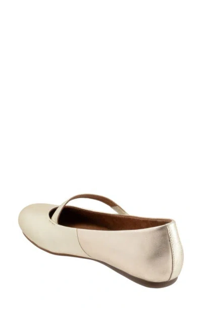 Softwalk ® Syracuse Flat In Neutral