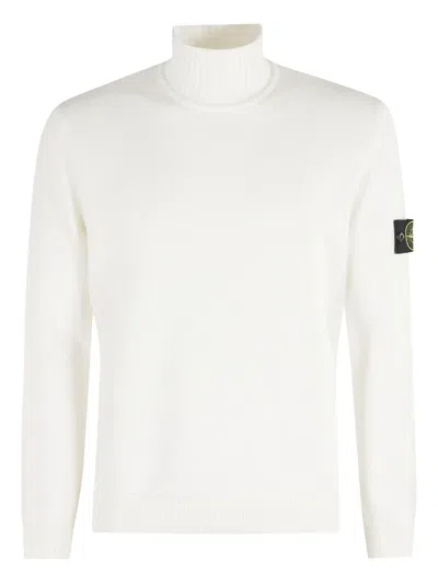 Stone Island Fitted Off-white Turtleneck Sweater With Logo Detail In White