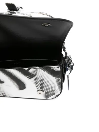 金属感扣环图案手提包