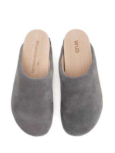 Wud Suede Clogs In Gold