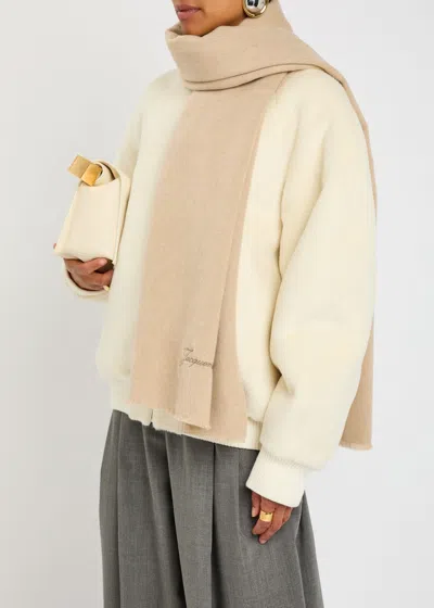 Jacquemus L Echarpe Tailleur Logo-embroidered Wool-blend Scarf In Neutral