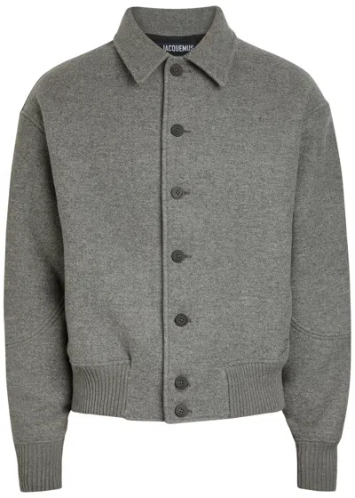 Jacquemus Mens Grey Feltro Pointed-collar Wool Bomber Jacket In Gray