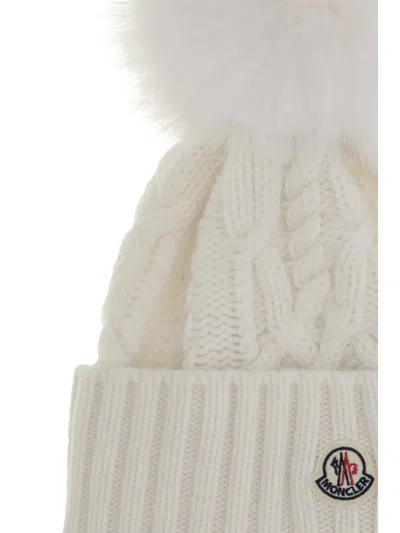 Moncler Bonnet En Cachemire Et Laine Avec Pompon In Neutral