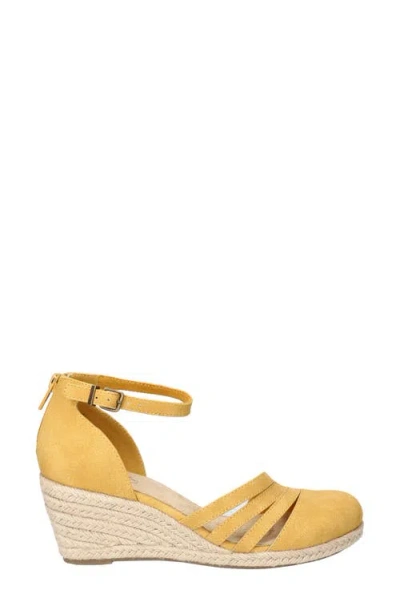 Easy Street Womens Daytona Wedge Sandals In Yellow