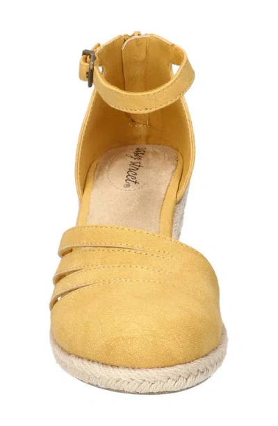 Easy Street Womens Daytona Wedge Sandals In Yellow