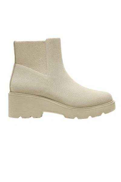 Vivaia Round-toe Chunky Platform Travel Boots In White