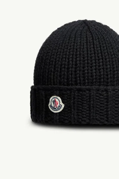Moncler Ribbed Texture Wool Hat Winter Style In Black