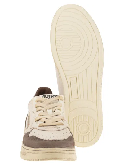 Autry Super Vintage Leather Sneakers In Neutral