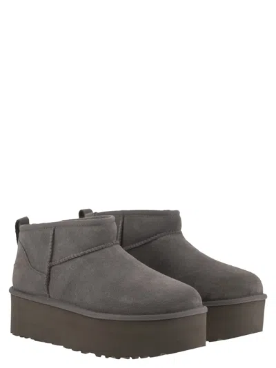 Ugg Ultra Mini Classic Boots With Plateau In Gray
