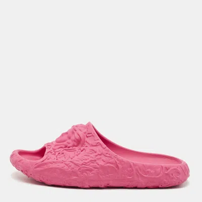 Pre-owned Versace Pink Rubber Medusa Embossed Pool Slides Size 40