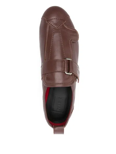 扣环带皮质运动鞋