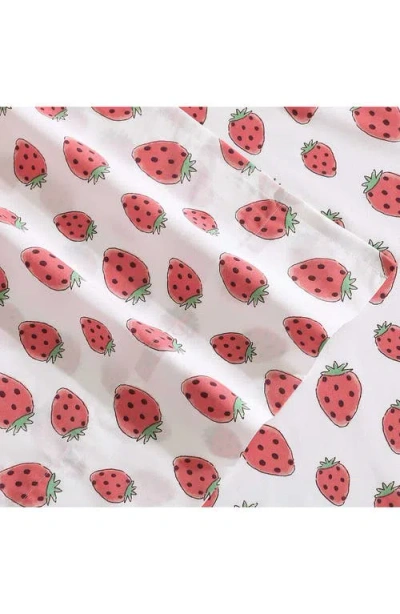 Poppy & Fritz Poppy And Fritz Strawberry Picnic 200 Thread Count Cotton Percale Sheet Set In Red