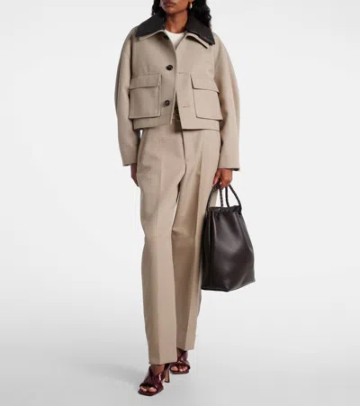 Bottega Veneta Andiamo Small Leather Bucket Bag In Brown