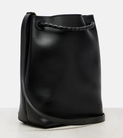 Bottega Veneta Andiamo Small Leather Bucket Bag In Black