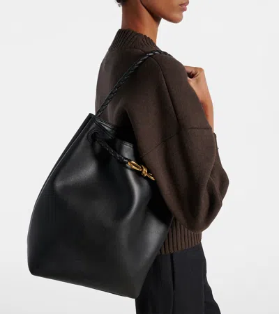 Bottega Veneta Andiamo Small Leather Bucket Bag In Black