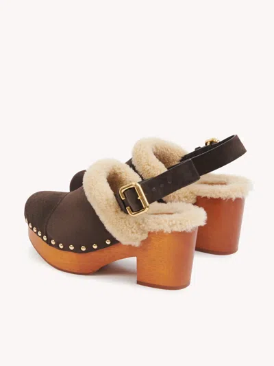 Chloé Jeannette Shearling-trimmed Suede Wedge Clogs In Brown
