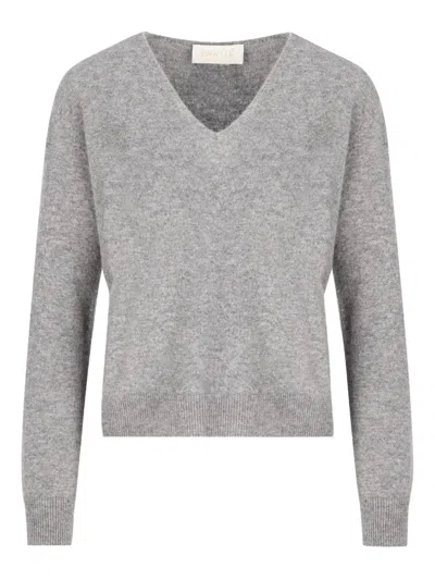 V领羊绒毛衣