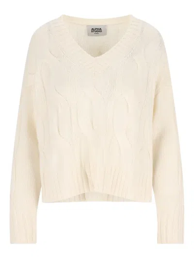 V领粗绞花针织毛衣