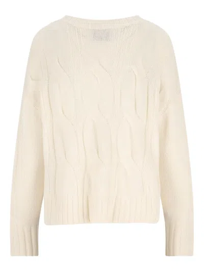 V领粗绞花针织毛衣