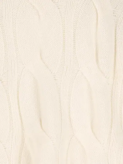 V领粗绞花针织毛衣