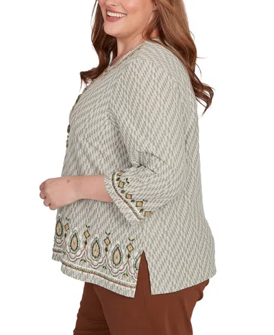 Alfred Dunner Plus Size Mount Laurel Textured Medallion Bordered Top With Necklace In Green