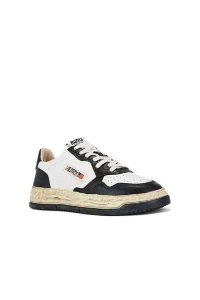 Autry Medalist Low Vintage X Mihara Yasuhiro White And Black Sneakers With Handcrafted Sole In Leather Man In Black