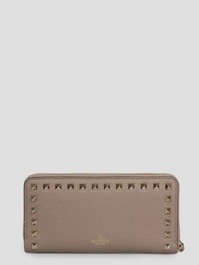 Valentino Rockstud Zipped Wallet In Brown