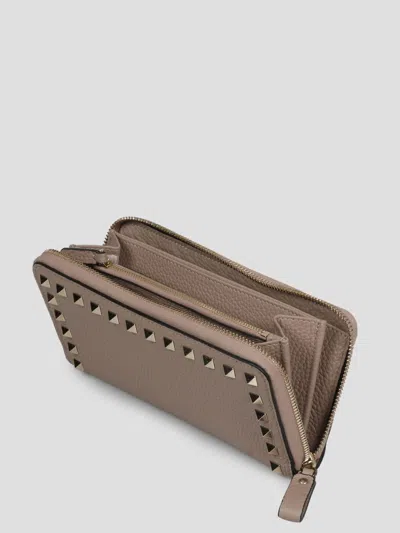Valentino Rockstud Zipped Wallet In Brown