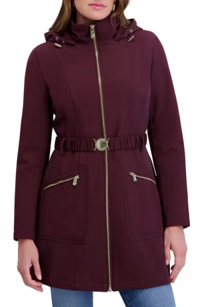 Kensie Seatbelt Buckle Hooded Softshell Jacket In Burgundy
