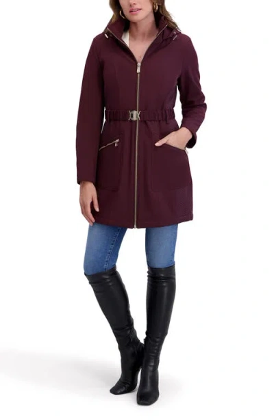 Kensie Seatbelt Buckle Hooded Softshell Jacket In Burgundy