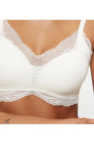Triumph Lift Smart Wireless Bra In White