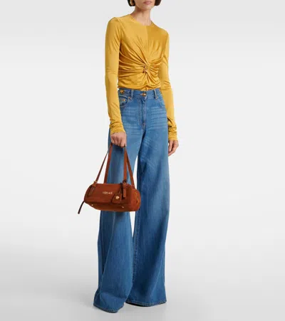 Versace Tag Aus Veloursleder In Brown