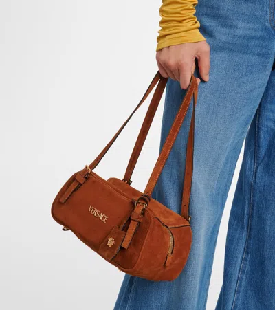 Versace Tag Aus Veloursleder In Brown