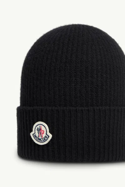 Moncler Logo Patch Knitted Beanie In Brown