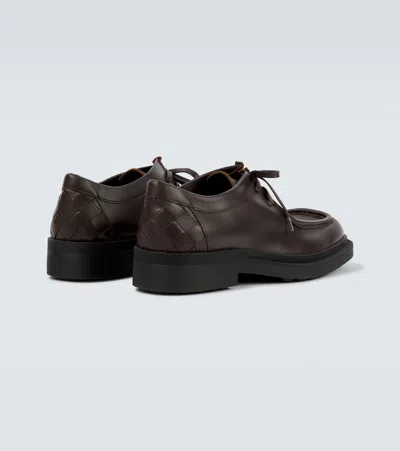 Bottega Veneta Round Toe Leather Lace-up Shoes For Men In Brown